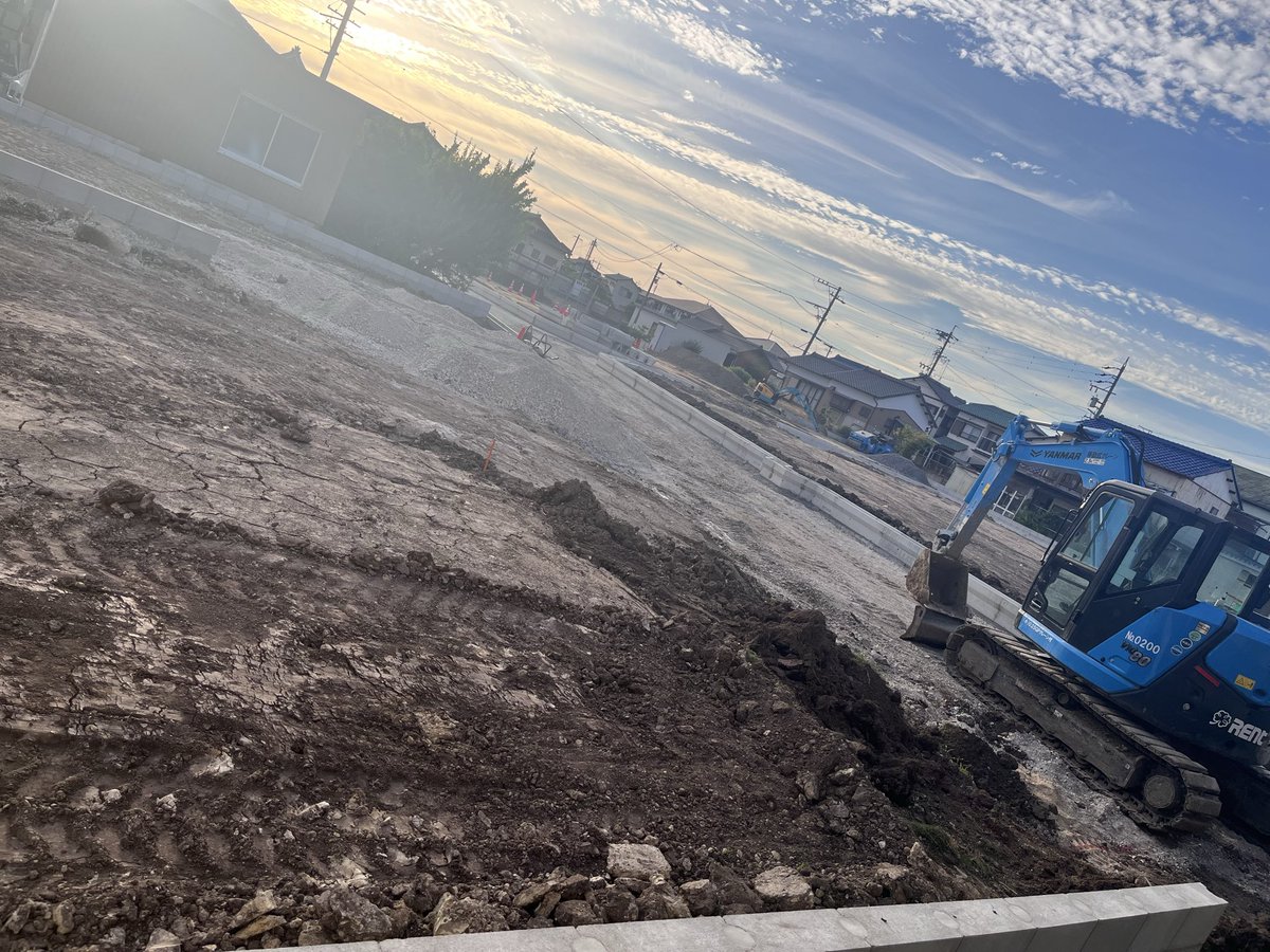 jul_2nd's tweet photo. あ〜ぁこんな綺麗な空も、もうすぐ見えなくなる😭
隣で桃畑してた大地主が土地売っちゃって、この奥まで(1本向こう側の道まで続く)住宅地となる・・・永遠に工事w💦うたも怖がっとる😿 https://t.co/dbuZymlFuV