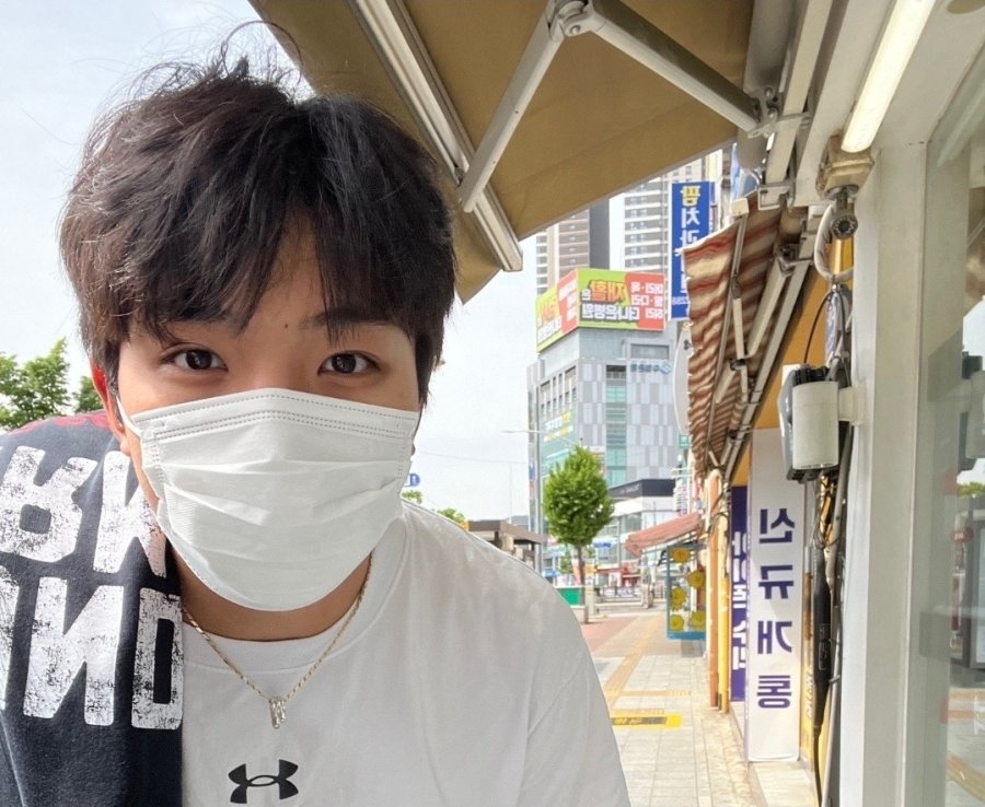 M4NG9_KBO's tweet photo. 이거 두 번째 사진 샵 안에 강아지가 찍어준 거냐는 댓글이 진짜 영원히 웃김 https://t.co/RdUpWCaMcU