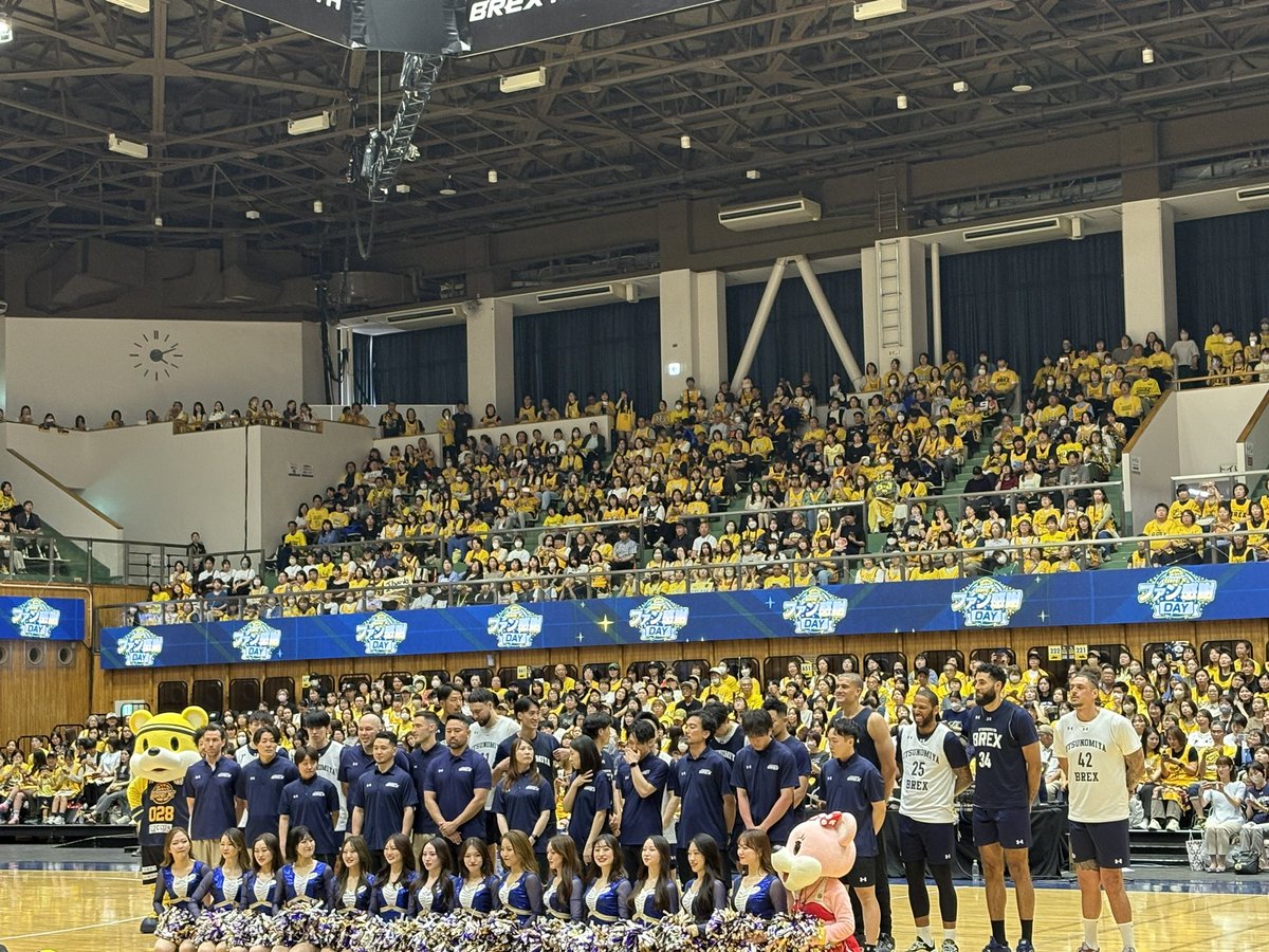 kimama008's tweet photo. ジーコHCがファン感最後の挨拶を
全部日本語で話した。その想いに心を打たれました。周りのファン達は涙をすすっていました。最後の「さようなら」は心にささりました。ずるい。
このメンバーが揃うことはもう無い。
＃宇都宮ブレックス　＃ジーコ　＃ファン感 https://t.co/pguTioMup7