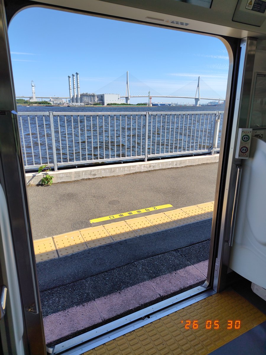 moonflower321's tweet photo. 海芝浦駅を鶴見線の車内から。ドアや窓の向こうに、ホーム越しの運河や鶴見つばさ橋が見えるという構図、いとをかし。
 #海芝浦 https://t.co/qzfQtyOKEH