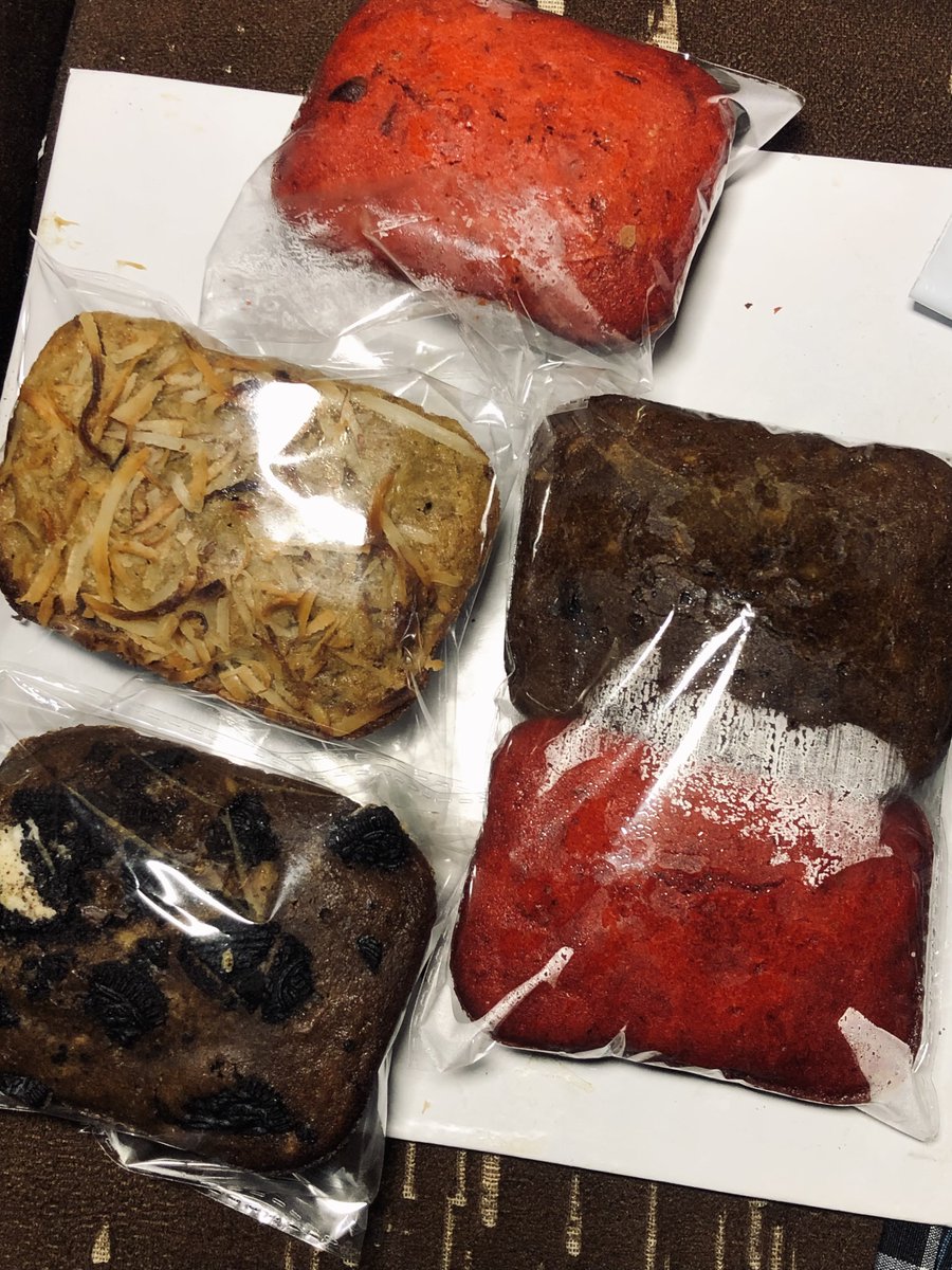 gbogboniche's tweet photo. weather for some loaves and hot tea😌

which variant is entering your eyes?🌚😂 https://t.co/J39IIiOp0N