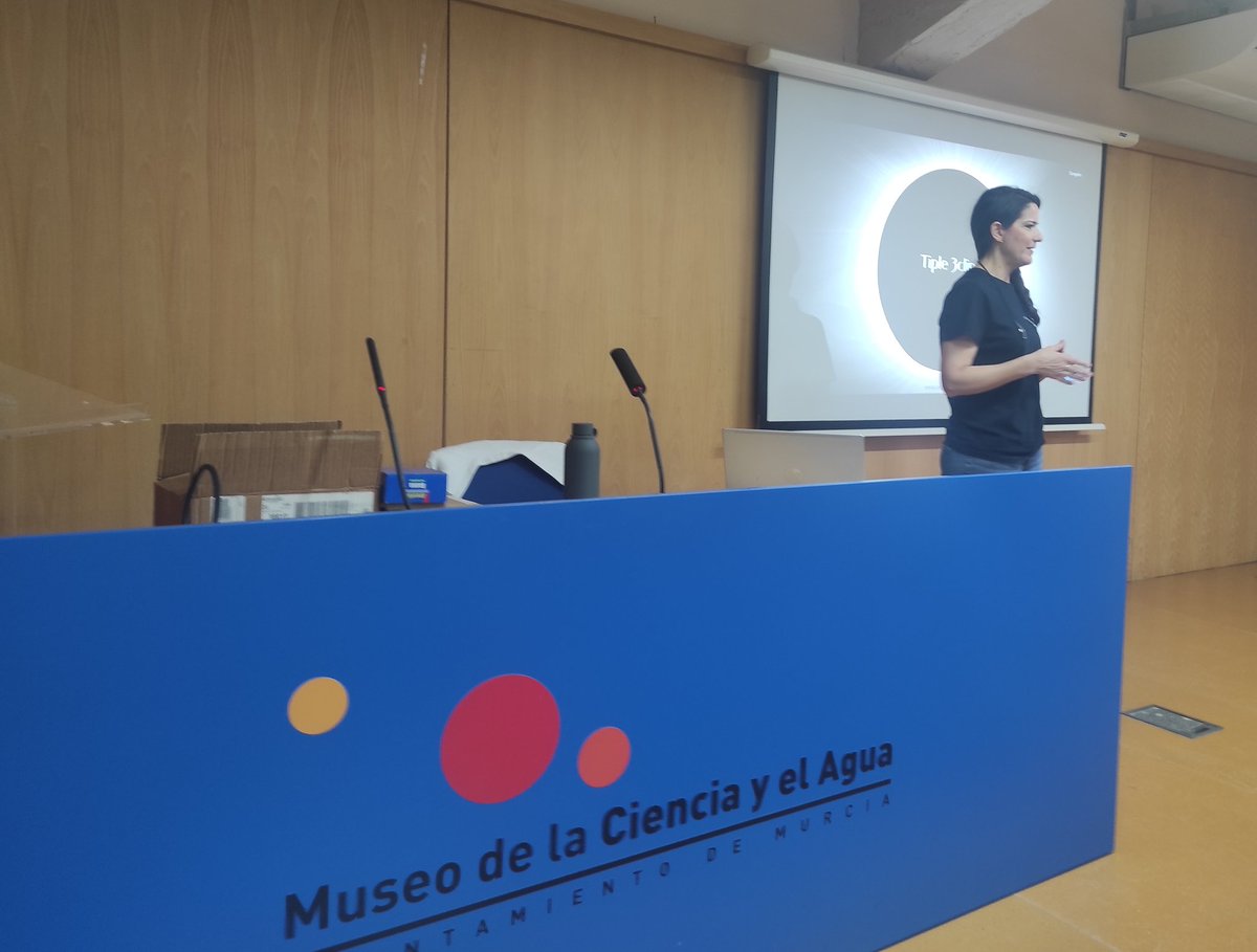 Museociencia's tweet photo. Comenzamos en taller "Observando el Eclipse Solar" con un nutrido grupo de visitantes y familias que van a prepararse para observar de forma segura el Trío Ibérico de Eclipses.
Con @astroversia https://t.co/IA5OWENtXF