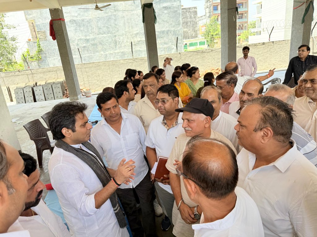 PankajSinghBJP's tweet photo. नोएडा के सेक्टर-112 में स्थानीय नागरिकों के साथ जनसंवाद कर क्षेत्र की विभिन्न समस्याओं एवं जनहित से जुड़े विषयों पर विस्तृत चर्चा की। https://t.co/XxwloPKwrJ