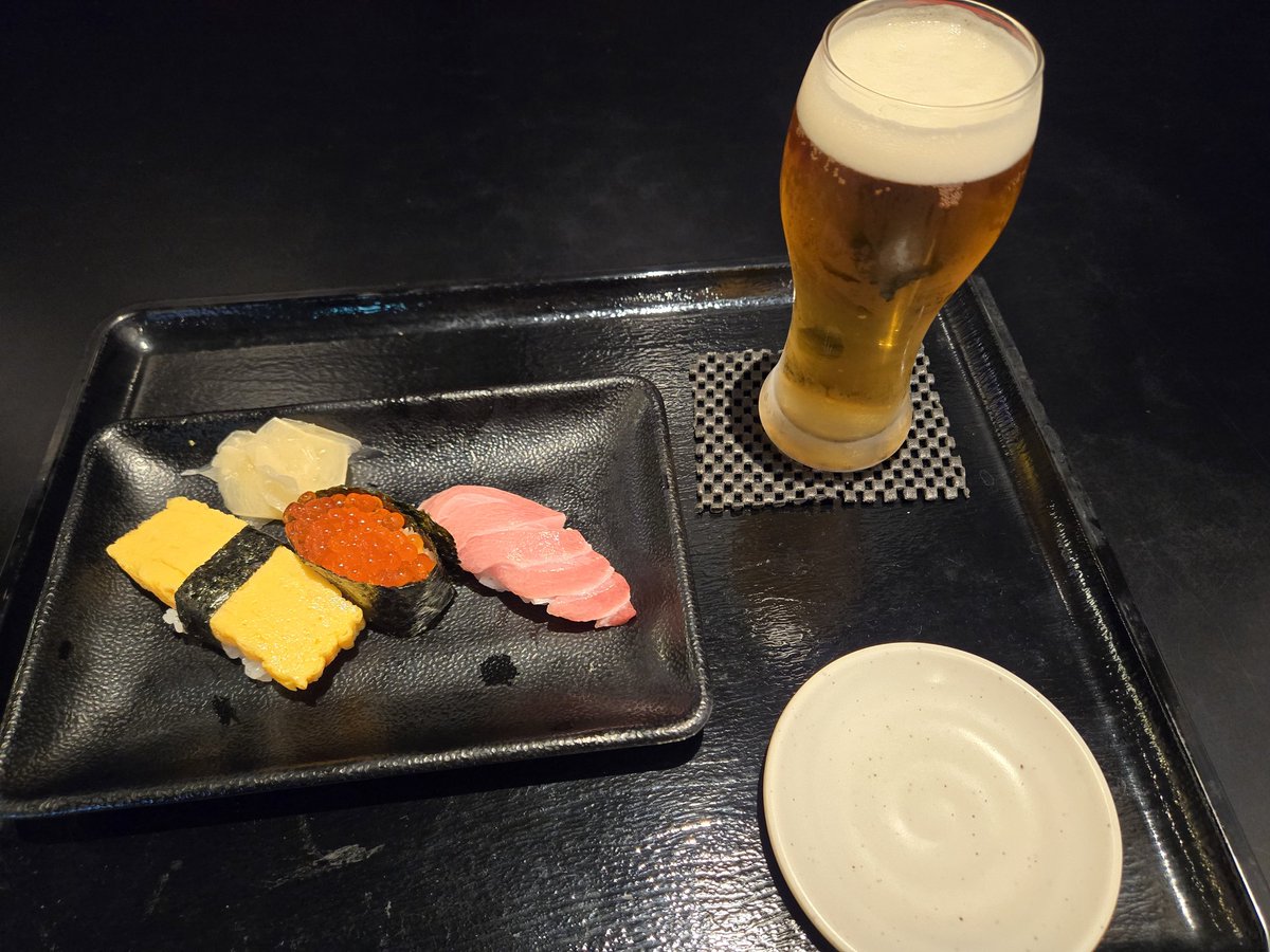 Kkanari4's tweet photo. 羽田の搭乗口入って疲れて喉も渇いたので、ビールが売られていた店の横に、テーブルと椅子があった、休もうとすると、椅子がない、隣から持ってこようとしたら、片言の日本語でダメ4人来る！そーりー！しかし結局来たのは3人で一つ荷物置き。人数も数えられないお国柄なのね。気分転換にお寿司🎵 https://t.co/18oc9ti8KK