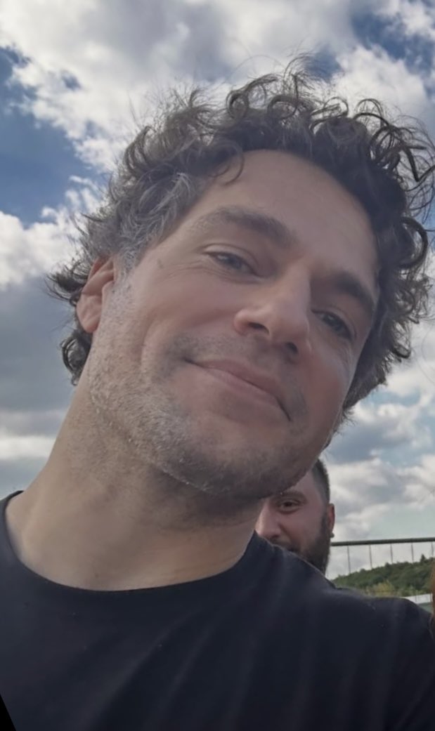 xenia_9755's tweet photo. Henry Cavill with fans in Poland ❤️ #Highlander #filming https://t.co/go9XZwCUdR
