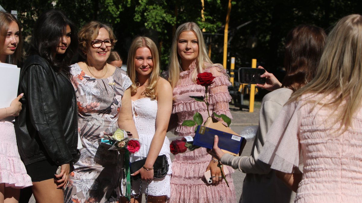phyk_school's tweet photo. 9-luokkalaisten tunnelmapaloja koulun pihalta kevätjuhlan jälkeen.
#kevätjuhla #ysiluokkalainen #ysiluokka #kesäloma https://t.co/HTQiY9tE8t