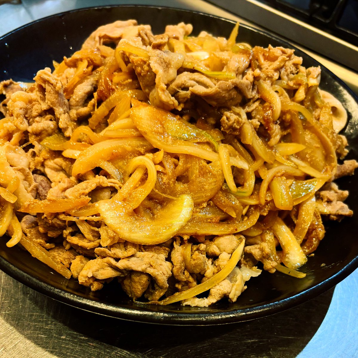 bari2question's tweet photo. 豚肉1キロと大きめ玉ねぎ1個で生姜焼き作ると、こんな感じの仕上がりになります。さー、食べるぞー！#料理 #生姜焼き #豚肉1キロ https://t.co/IeO5gOGAcD