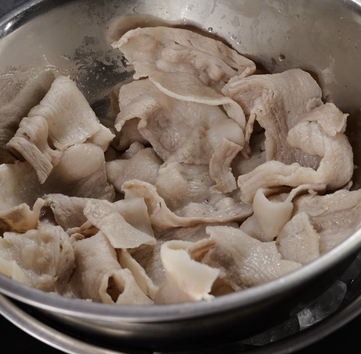 fujimon_kitchen's tweet photo. 【豚しゃぶは茹でるな！】

豚しゃぶは1%の塩を入れたお湯を沸騰させたら、弱火に落として豚肉を入れる。（沸騰してる中に入れないこと）

そのまま放置して火が通ったら氷をかませたボウルに入れて冷ます。

こうすることで豚肉が固くならず柔らかい豚しゃぶが完成します。

https://t.co/2c2WI3s26M https://t.co/Vo8nS1CaLZ