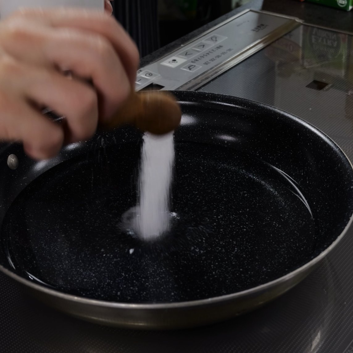 fujimon_kitchen's tweet photo. 【豚しゃぶは茹でるな！】

豚しゃぶは1%の塩を入れたお湯を沸騰させたら、弱火に落として豚肉を入れる。（沸騰してる中に入れないこと）

そのまま放置して火が通ったら氷をかませたボウルに入れて冷ます。

こうすることで豚肉が固くならず柔らかい豚しゃぶが完成します。

https://t.co/2c2WI3s26M https://t.co/Vo8nS1CaLZ