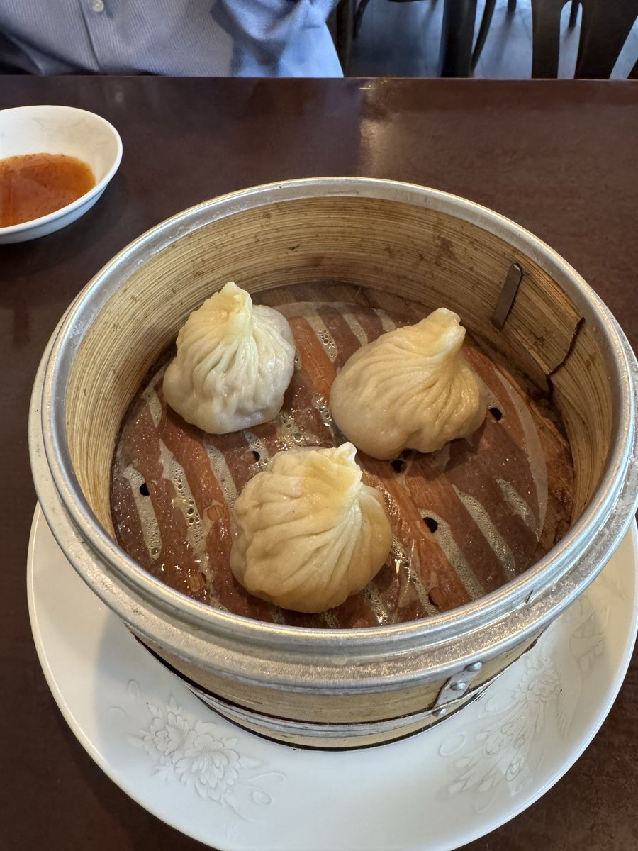 047Msv's tweet photo. 今日は点心大会🥟

小籠包で口ん中えらいやられたけど
おいちかった🐈 https://t.co/wvrSTAGj6p