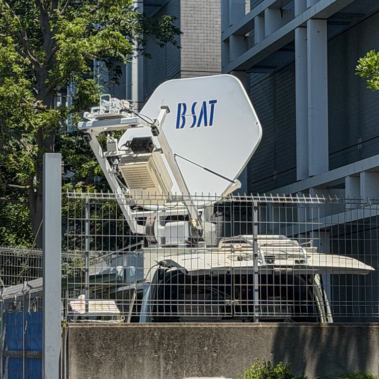 TK_techwatch's tweet photo. 技研公開で見かけたB-SAT 放送衛星システムの車載型の地球局。 https://t.co/JpMCmqWCEI
