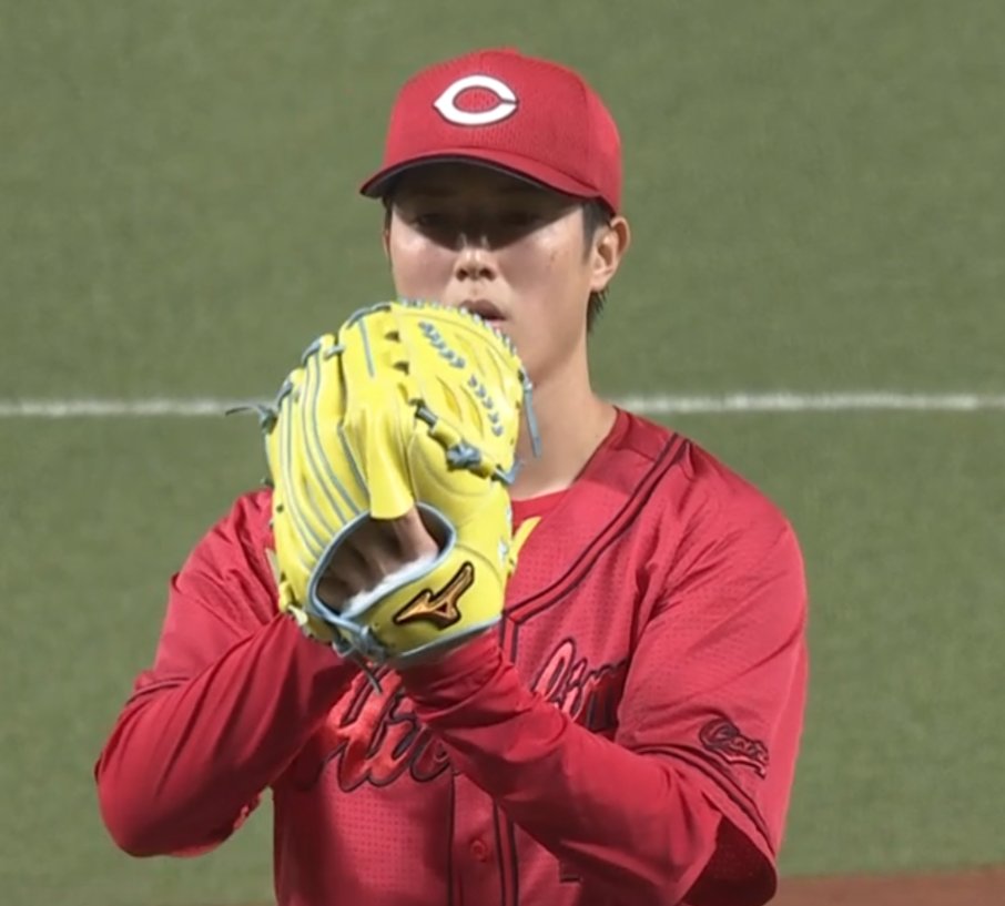 baseballbacknet's tweet photo. いまだに見慣れないカープ・森下選手が使うミズノのグラブ

アシックスの時とは仕様が異なりますが、ハミダシが2本

ウェブはオリジナル？

#道具からみるプロ野球 https://t.co/xWKRAsZQoD