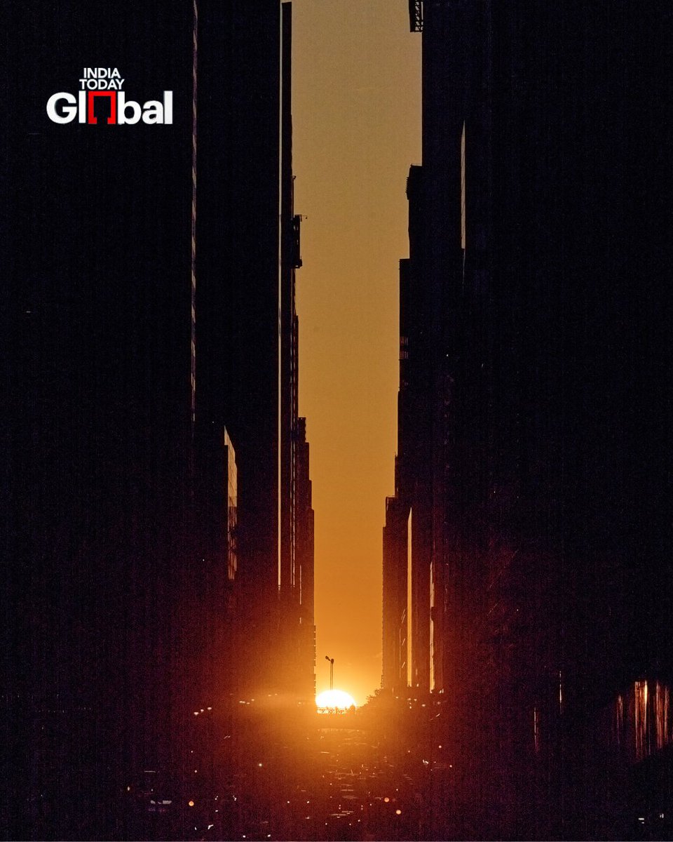 ITGGlobal's tweet photo. New York City witnessed the return of Manhattanhenge, as the setting sun aligned precisely with the Manhattan street grid, creating a striking visual display.
The phenomenon drew crowds of photographers and skywatchers eager to capture the rare sunset framed by the city’s iconic skyline.

#Manhattanhenge #NewYorkCity #SunsetPhotography #Skywatching #IndiaTodayGlobal