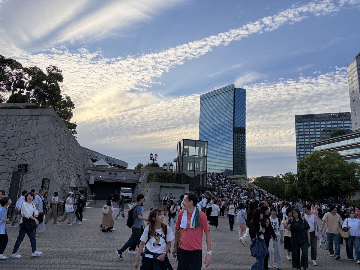 utopy0905's tweet photo. 大阪城ホール初日。
まさかの公演中止。
昨晩から喉が腫れていた中、それでもステージに立ってくれた桜井さん。
中止報告のあと、JENが肩をポンと叩いた姿に胸が熱くなった。
今はただ、しっかり休んでまた元気な歌声を聴かせてほしい。
#MrChildren #Saturdayinthepark https://t.co/2qKzLeGPFg