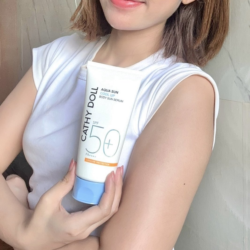 nnzniiniwz's tweet photo. Cathy Doll ถูก แม่คริส เจนเนอร์ แห่งบ้าน คาเดเชียน ชูสกันแดดหลอดนี้ด้วย เห็นจากในสตอรี่แม่อ่ะ แกว่ามันเริ่ดมะ 😍 
ล่าสุดไปสอยตามมาละ Aqua Sun cool up body sun serum เซรั่มกันแดดพร้อมบำรุงผิว🩵 พอเกลี่ยแล้วแตกตัวเป็นน้ำ ให้ความสดชื่นสบายผิว ไม่เหนอะผิวเลย  มี SPF50+ PA++++ ป้องกันแดดได้ทั้งวัน ผลิตจากประเทศเกาหลี ผิวแพ้ง่ายใช้ได้ เขามีผลเทสรองรับ ไปหาซื้อกันได้เลย☀️