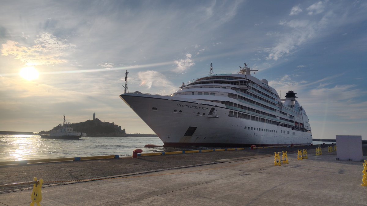 natane_chan's tweet photo. 今日は鳥取港に「三井オーシャンフジ」が入港しておりました⛴️
約10km離れた岩美町網代港からは急に大きな建物が現れたように見えました😳
船の長さは当社遊覧船の約10倍です😳
出港に間に合ったのでお見送りしてきました☺️
今頃は日本海に沈む夕日を眺めながらのクルーズ…
羨ましい…🥺 https://t.co/3ku0mlGMpL