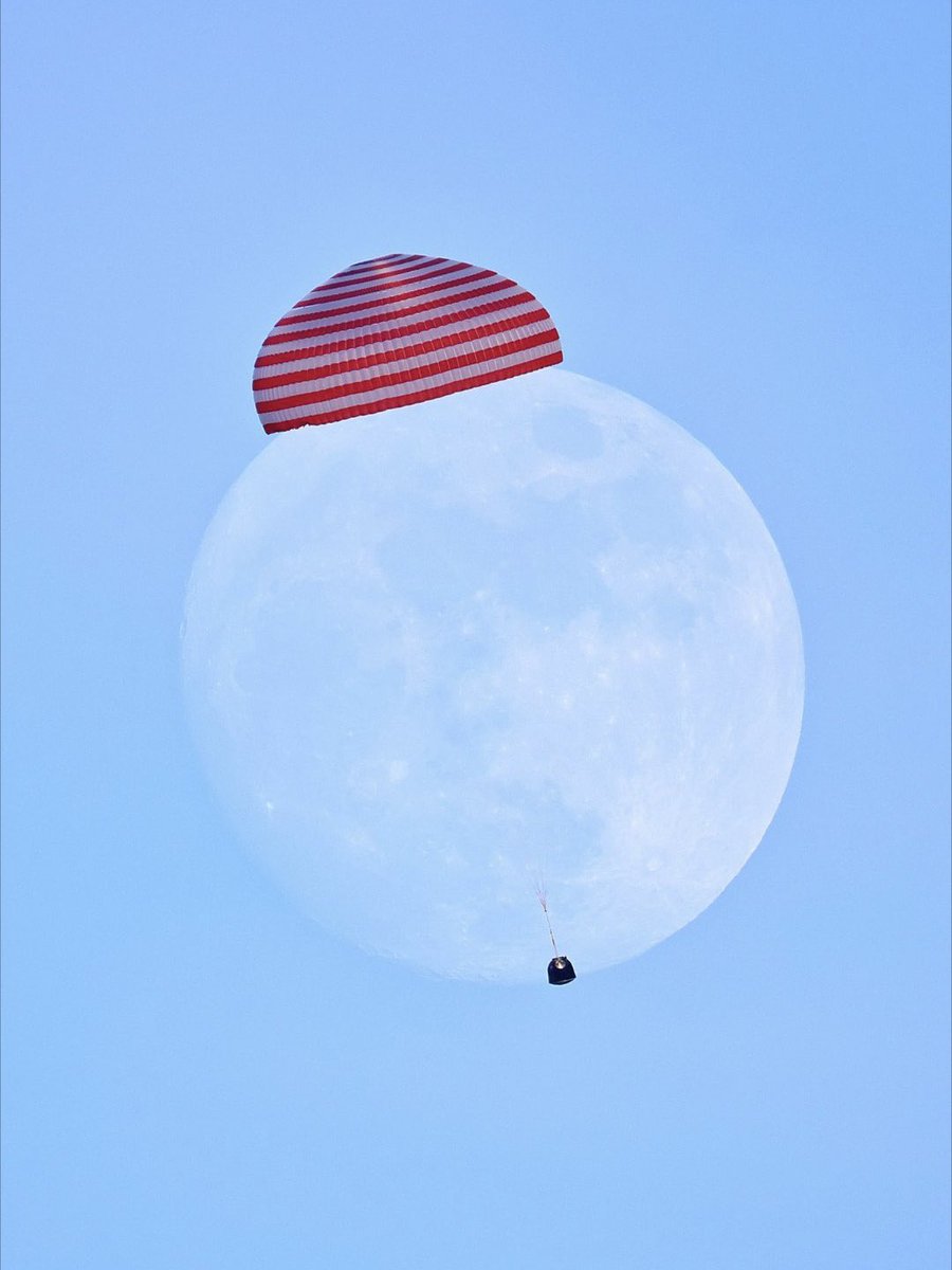 XploraSpace's tweet photo. 🪂🇨🇳 L’équipage Shenzhou-21, composé de Zhang Lu, Wu Fei et Zhang Hongzhang, est revenu sur Terre le 29 mai 2026 à 12h11 UTC après 210 jours dans l’espace.
Les 3 taïkonautes ont atterri avec succès à Dongfeng, en Mongolie-Intérieure, à bord du vaisseau Shenzhou-22.

📷 Wang Heng https://t.co/KDtxuF2m2A