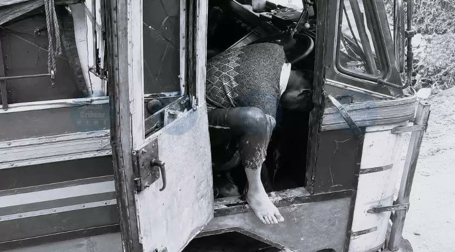 SiamPhaipi's tweet photo. #Manipur has reached a stage where it went from civilians getting ambushed, to Pastors and Reverends, to now Goods transport drivers.

Nothing to worry about. It's only been 3+ years. This is considered very NORMAL now in #Manipur. https://t.co/1mUUGkqQi8