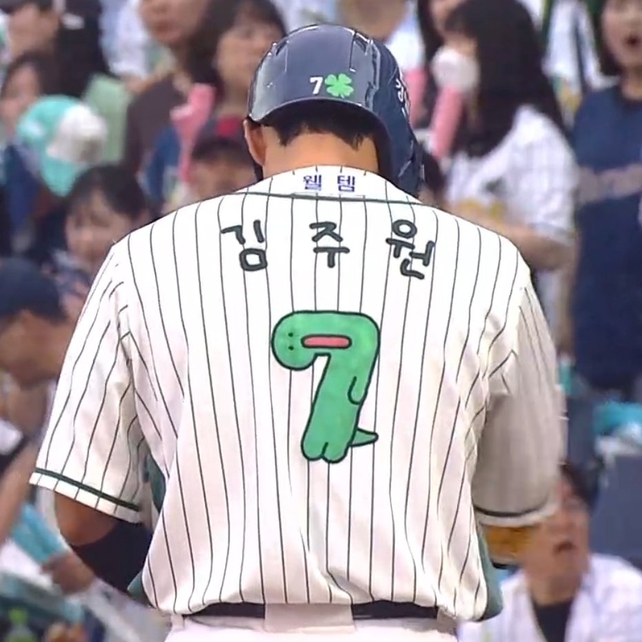 n_gaji_c's tweet photo. 주원이 몸맞공 계속 나와서 ㅈㄴ 속상한데 오늘 몸 맞고 뒤도는데 마킹지에 조구만 표정이 이래서 웃기고 난리 https://t.co/DoyeTLNcrF