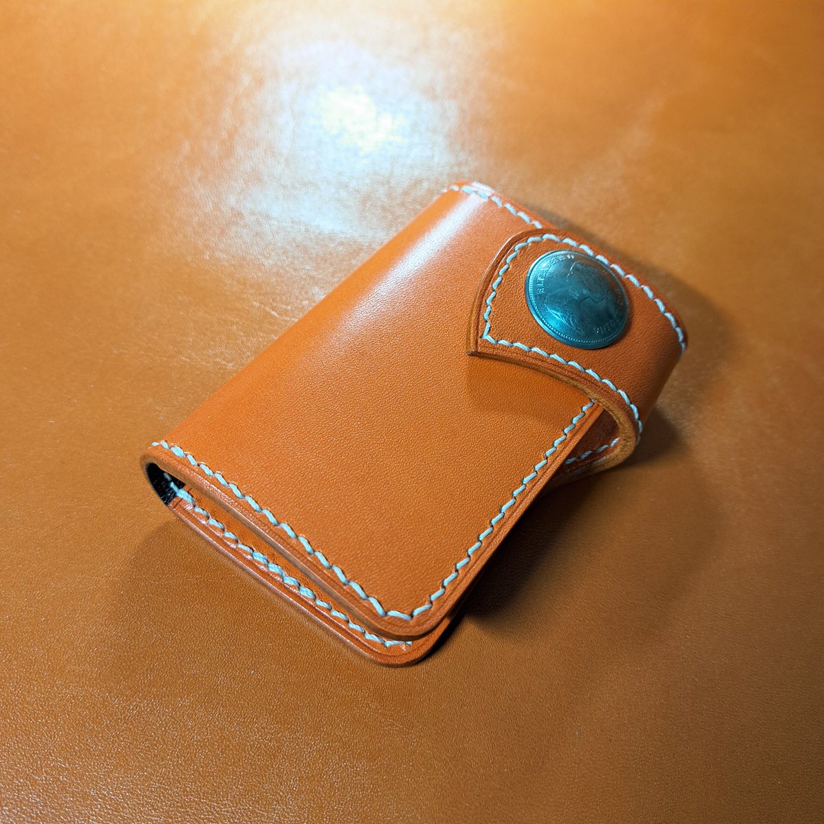tf_craft's tweet photo. key case
栃木レザーで製作したキーケース。
カラーはオレンジ。
裏地にはゴートレザーをあてて丁寧に仕上げてあります。
#レザーハンドメイド
#手縫い
#革小物
#キーケース
#tfcraft https://t.co/YMsZ5vHDf8