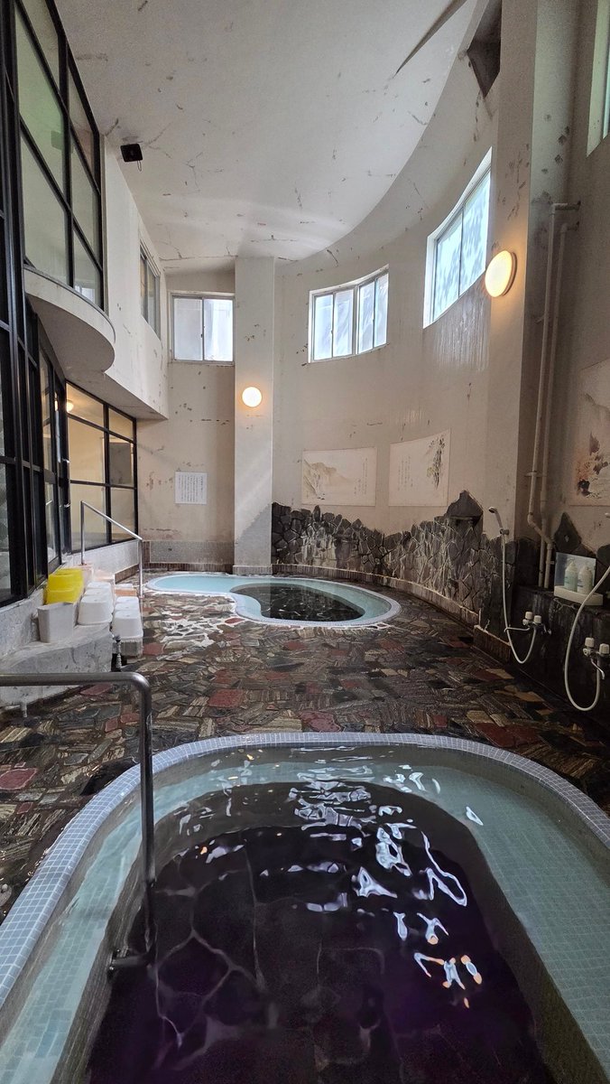 single_bathtime's tweet photo. 今日はこちら。対岸や橋上から丸見えで、お湯も透明なんで難易度は高いです。あつゆとぬるゆに別れていますが、どちらも熱いですが、眺めが素晴らしい🎵別浴の内湯もレトロで趣があって素敵でした。
#混浴 #温泉 #露天風呂 https://t.co/IFY7KRRDue