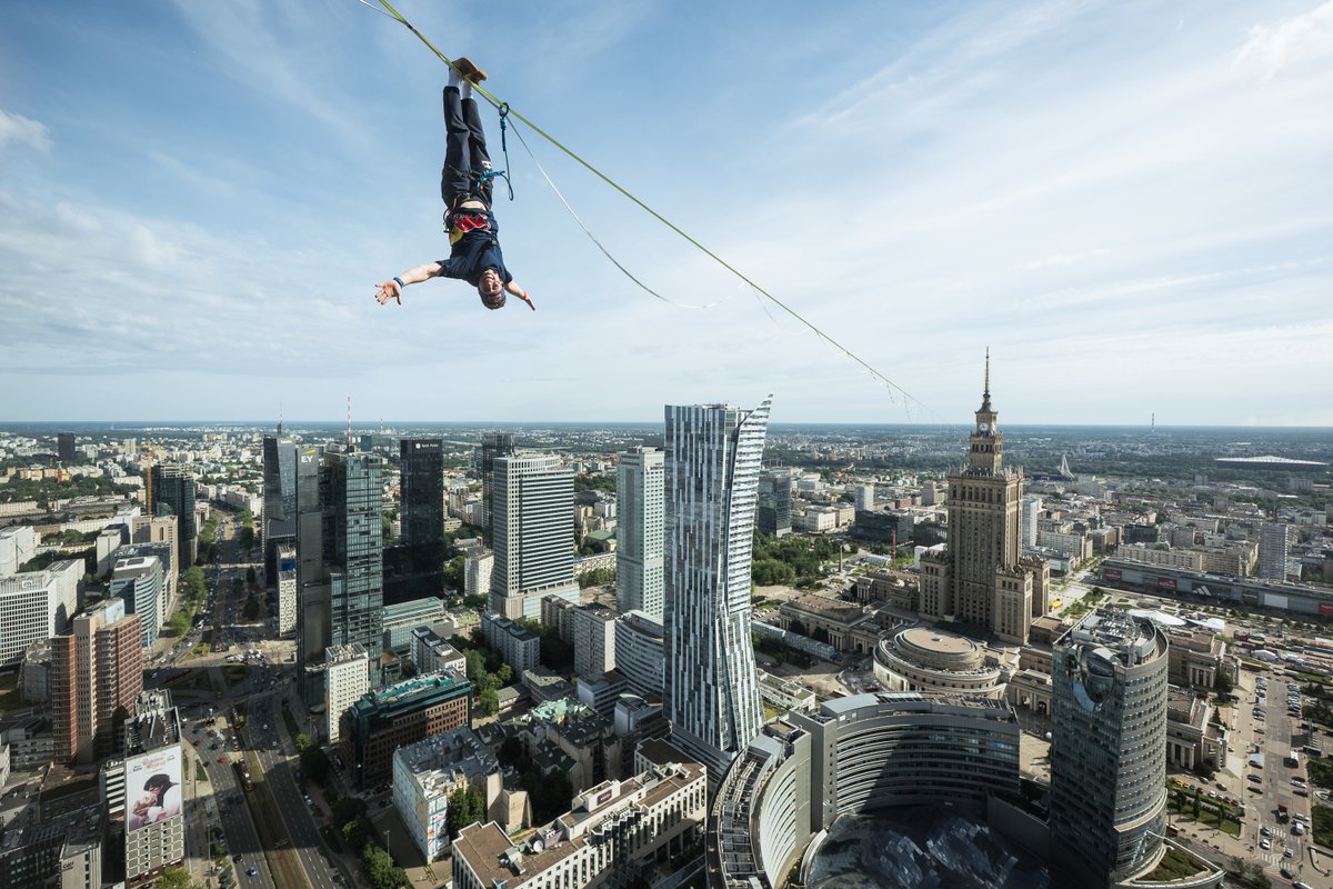 redbullpolska's tweet photo. Pocztówka znad Warszawy 😮‍💨🏙️

Oglądaj transmisję NA ŻYWO z przejścia po 500-metrowej taśmie pomiędzy Pałacem Kultury i Nauki a Varso Tower  🙌

Red Bull Linia Czasu:
🗓️ 31 maja
🕗 8:00
📺 TVN24 i Onet

#warszawa #warsaw #slackline https://t.co/tw2VJ1qRiN