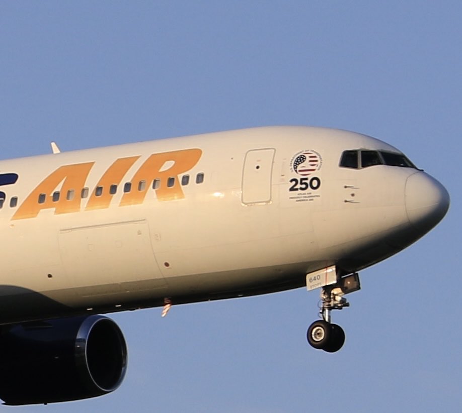 runway036's tweet photo. 横田基地 ATLAS AIR 17:57 R/W18↓
チビジャイアン降りてきました🛬
何やら250と書いてありました✒️ https://t.co/PgX1p6U8ql