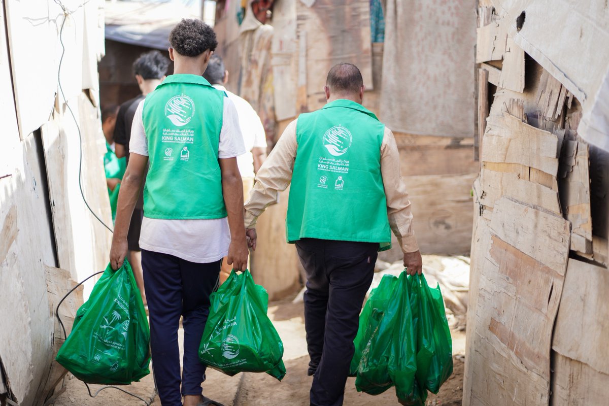 HumanAccessOrg's tweet photo. مركز الملك سلمان للإغاثة والأعمال الإنسانية @KSRelief  يختتم مشروع توزيع لحوم الأضاحي لعام 1447هـ بمدينة عدن، والمنفذ عبر جمعية إنسان @ensanorg بالشراكة مع جمعية الوصول الإنساني، مستهدفًا الأسر الفقيرة والنازحة وذوي الاحتياجات الخاصة.

وشهد اليوم الثالث من عيد الأضحى توزيع 175 أضحية استفادت منها 350 أسرة نازحة في مخيم حوش عثمان بمديرية دار سعد، ضمن مشروع يستهدف توزيع 4,140 أضحية على 8,280 أسرة في عدن وحضرموت والمهرة ومأرب، للتخفيف من معاناتهم وإدخال الفرحة في أيام العيد.

The King Salman Humanitarian Aid and Relief Center @KSRelief_EN concluded its 1447 AH (2026) sacrificial meat distribution project in Aden, implemented through the Ensan Charity Committee for Orphans Care in partnership with the HUMAN ACCESS Association. The project targeted impoverished families, displaced persons, and people with disabilities.

On the third day of Eid al-Adha, 175 sacrificial animals were distributed, benefiting 350 displaced families in the Hawsh Othman camp in Dar Saad district.

This distribution is part of a larger project aiming to distribute 4,140 sacrificial animals to 8,280 families in Aden, Hadhramaut, Al-Mahra, and Marib governorates, in an effort to alleviate their suffering and bring joy during the Eid holidays.

#أضحيتك_نوصلها_بمحبة #HUMANACCESS #KSRelief