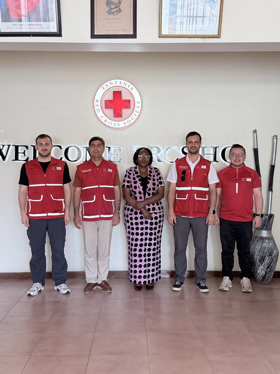 aslandelibasss's tweet photo. Kurban faaliyetleri kapsamında, Türk Kızılay Yönetim Kurulu Üyemiz Sayın Yener Tanık’ın öncülüğünde Tanzanya’dayız. Tanzanya’nın 7 farklı bölgesinde gerçekleştirilen kurban kesim ve dağıtım çalışmalarına eşlik ederek, milletimizin emanetlerini ihtiyaç sahibi kardeşlerimize ulaştırdık.

Faaliyetlerimiz kapsamında, Tanzanya Büyükelçimiz Sayın Dr. Bekir Gezer’i ve Tanzanya Kızılhaçı Genel Sekreteri Sayın Lucia Pande’yi ziyaret ederek yürüttüğümüz çalışmalar hakkında bilgi paylaşımında bulunduk.

Rabbim milletimizi muhafaza eylesin, yapılan tüm hayırları ve ibadetleri kabul buyursun. Emeği geçen herkesten Allah razı olsun. 🇹🇷🇹🇿

@Kizilay 
@genckizilay