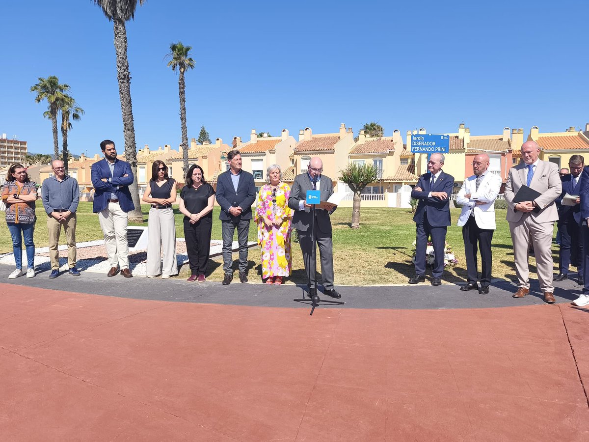 CanalMalagaRTV's tweet photo. El alcalde, @pacodelatorrep; familiares de Fernando Prini; y representantes de @Archi_PasionMLG, @DoloresSanJuan y @HDADMALAGA inauguran el jardín ‘Diseñador Fernando Prini’ situado en la zona de Guadalmar, cerca de donde vivió el artista malagueño fallecido en mayo de 2025. https://t.co/6qHoUNQQT9