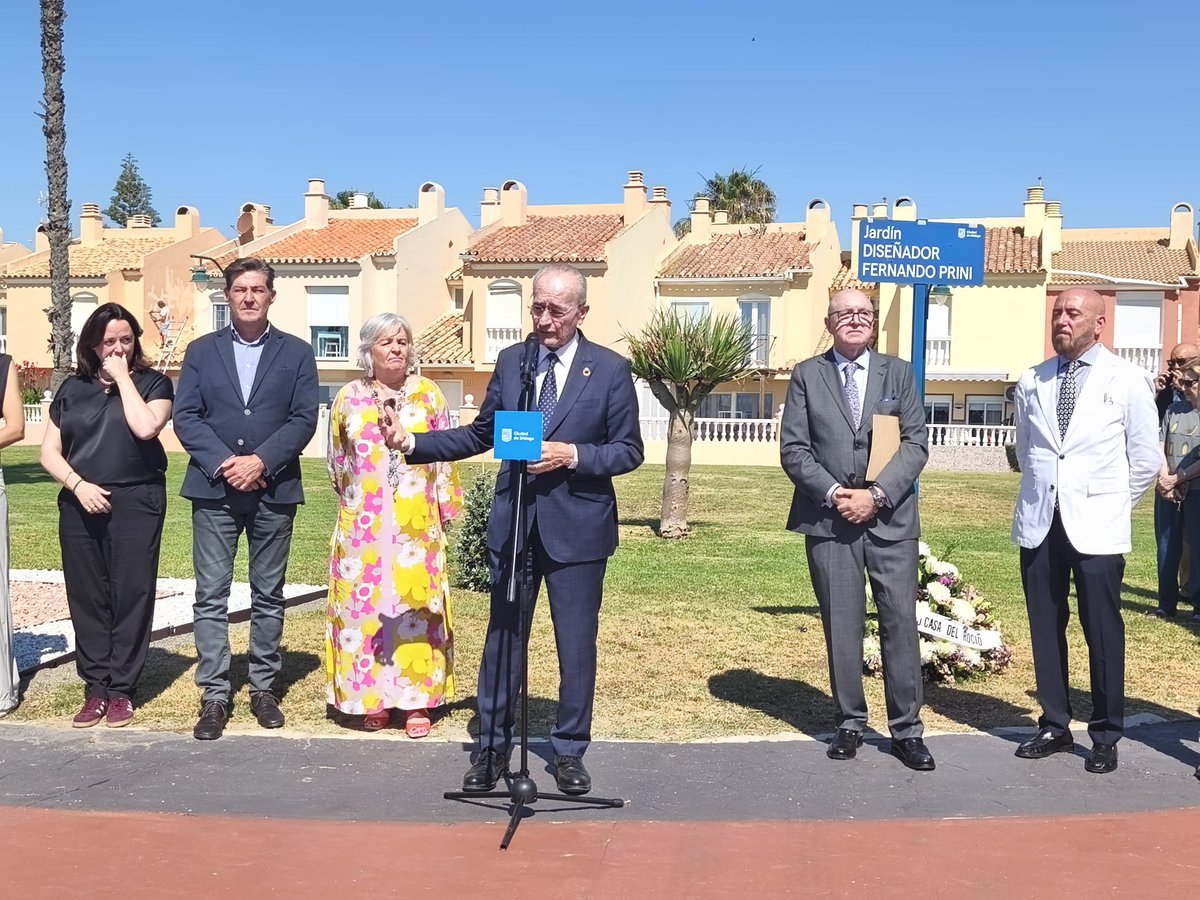 CanalMalagaRTV's tweet photo. El alcalde, @pacodelatorrep; familiares de Fernando Prini; y representantes de @Archi_PasionMLG, @DoloresSanJuan y @HDADMALAGA inauguran el jardín ‘Diseñador Fernando Prini’ situado en la zona de Guadalmar, cerca de donde vivió el artista malagueño fallecido en mayo de 2025. https://t.co/6qHoUNQQT9