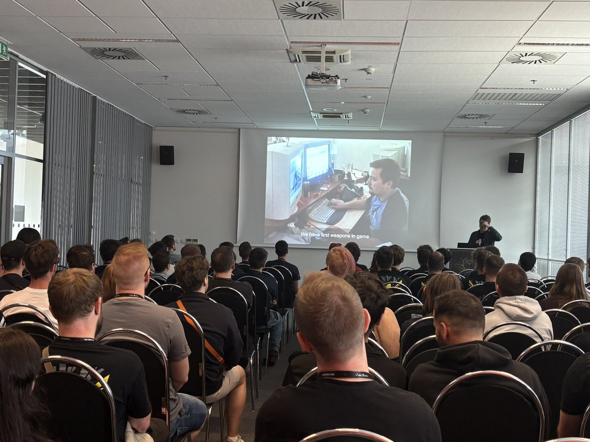 bludr's tweet photo. Nostalgie na #gameaccess. @JarekKolar vypráví o vývoji Vietcongu 1 a 2. Pouští stará vývojářská videa, odpovídá na otázky. Byla to doba, kdy měl všechny trumfy publisher a dost si vývojáře “vodil”. Existuje alternativní vesmír, kde je Vietcong fenomén ranku Call of Duty. https://t.co/0Vshl34xzQ