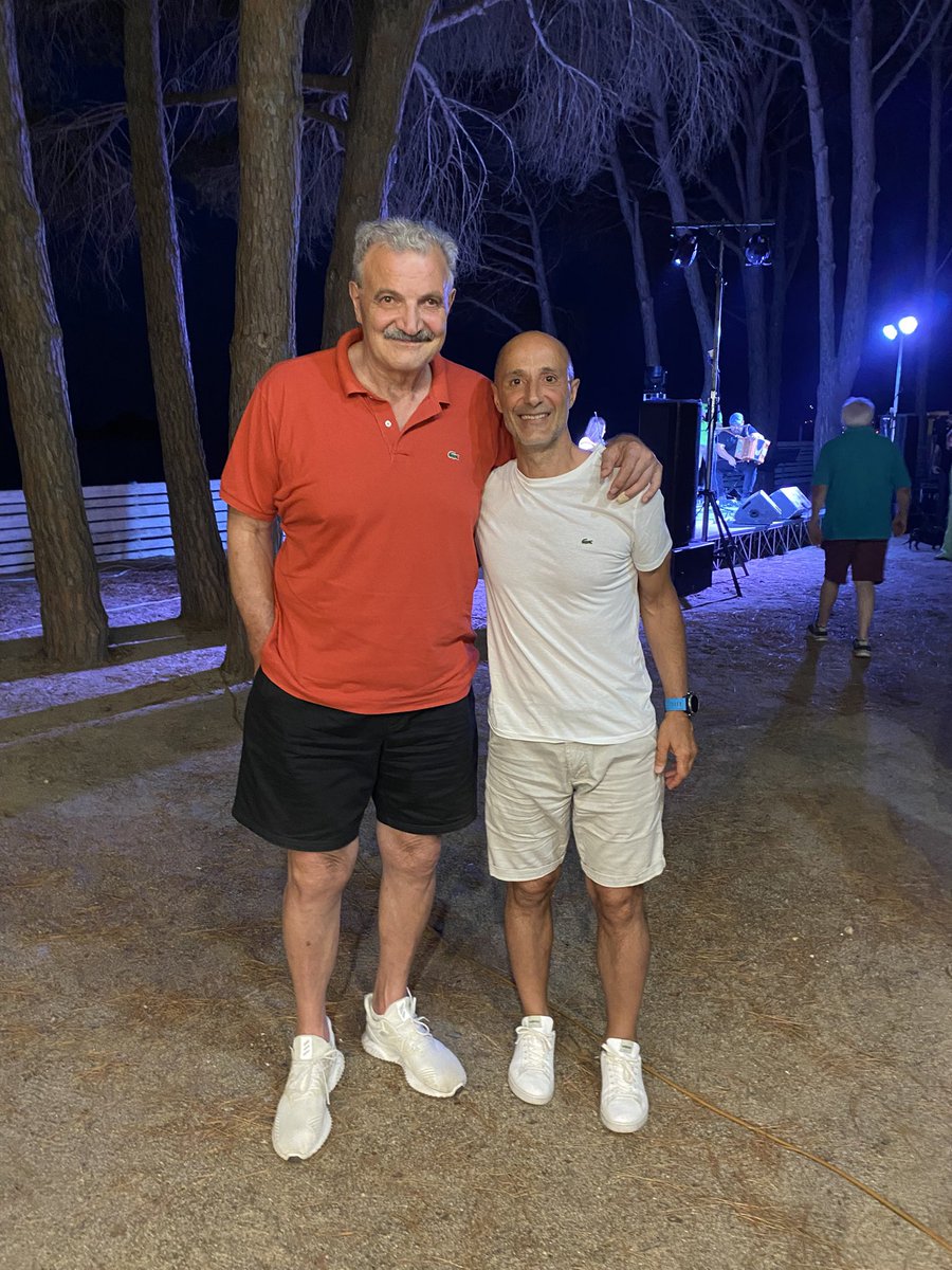 LucaLucaf20's tweet photo. @parallelecinico @RomeoSacchetti Mi sono innamorato tardi alla pallacanestro avevo 12 anni ed ero andato con mio papà al palazzetto di Torino a vedere la Berloni. Allenatore Gianni Asti giocatori Charlie Caglieris, Renzo Vecchiato e poi attaccato alla tv per l’europeo a Nantes. Grazie sempre https://t.co/LmXtJrfIcu