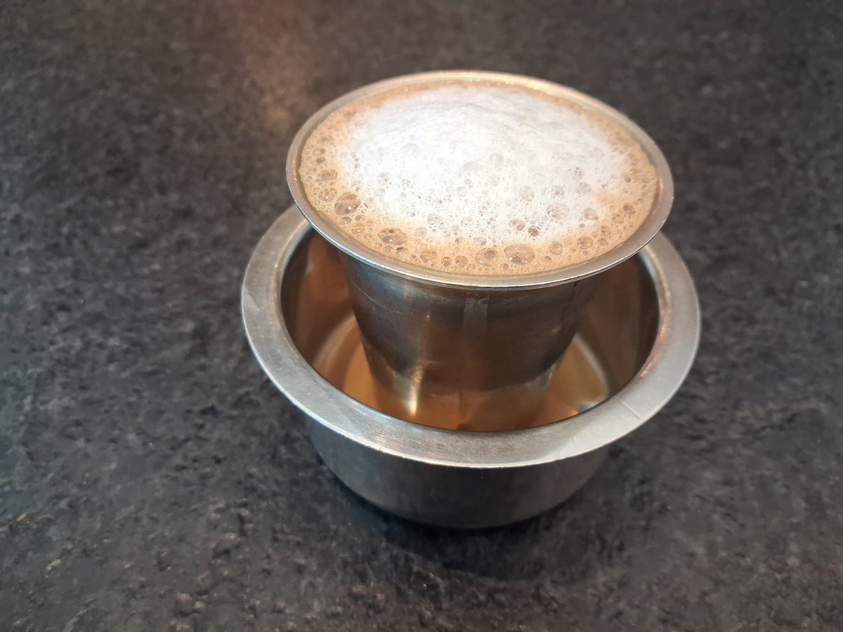 ebiryo's tweet photo. こうやってコーヒーを提供されるインド。
日本で言うところの日本酒とかと一緒だな。

さすがに下の器までたっぷり入れないけど。 https://t.co/ZxquFQiQSP