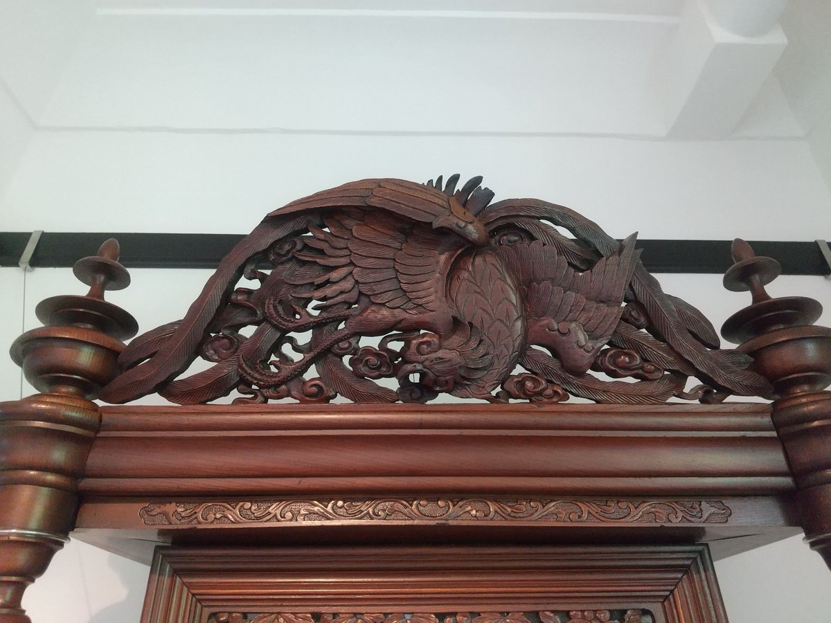 sgkfrog's tweet photo. 横浜開港資料館を鑑賞。新館と旧館（旧横浜英国総領事館）からなる。旧館は2026年４月にリニューアルオープン。山下町、元町、中華街など横浜の著名な街を展示品とともに紹介。鳳凰桜意匠飾り棚、ホールクロック、イギリス王室の紋章が印象に残った。中庭には、ペリー来航の絵に画かれた玉楠が茂る。 https://t.co/Mtdc5ig1CZ