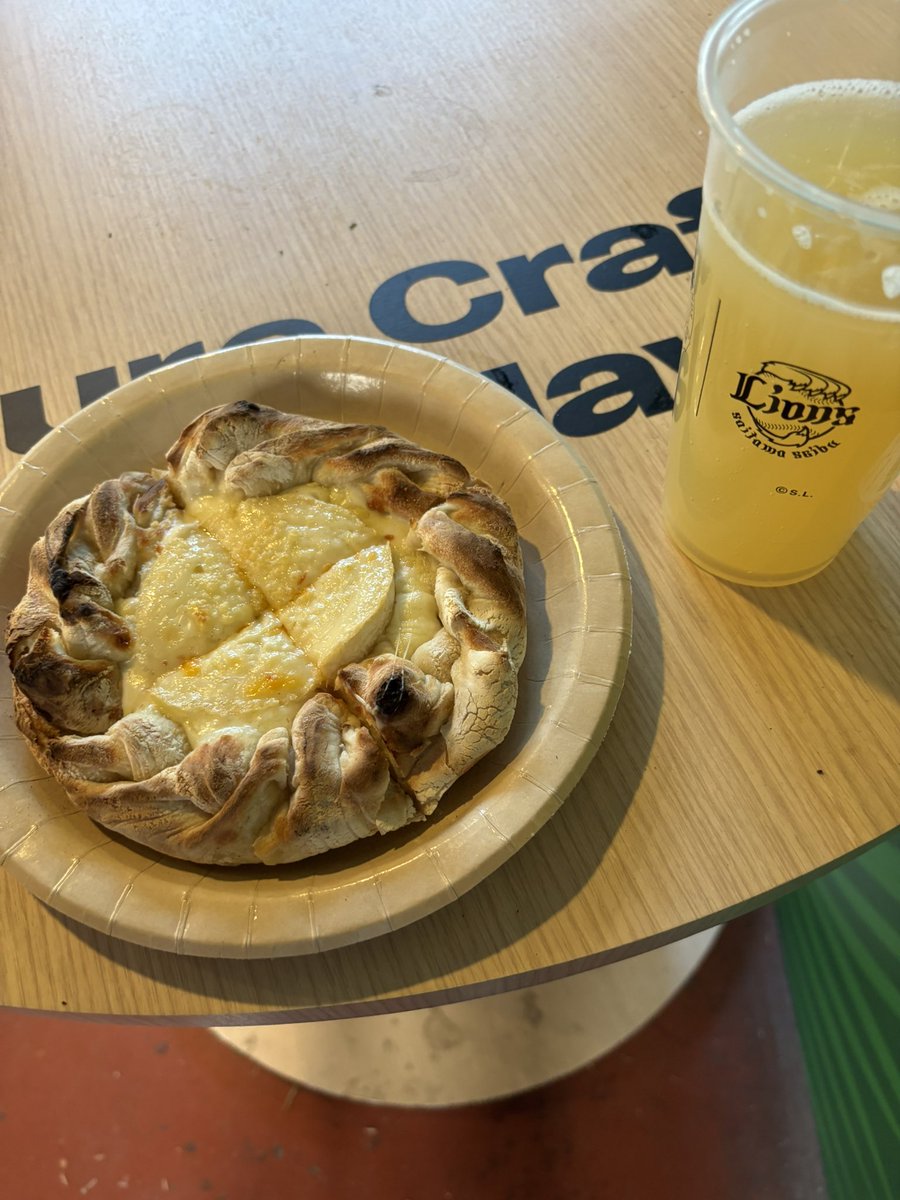 saitou2002's tweet photo. 今期開幕後現地2連敗
ピザとシャンディガフ美味しかった
今日はそれだけ https://t.co/IhCFNvIcNa