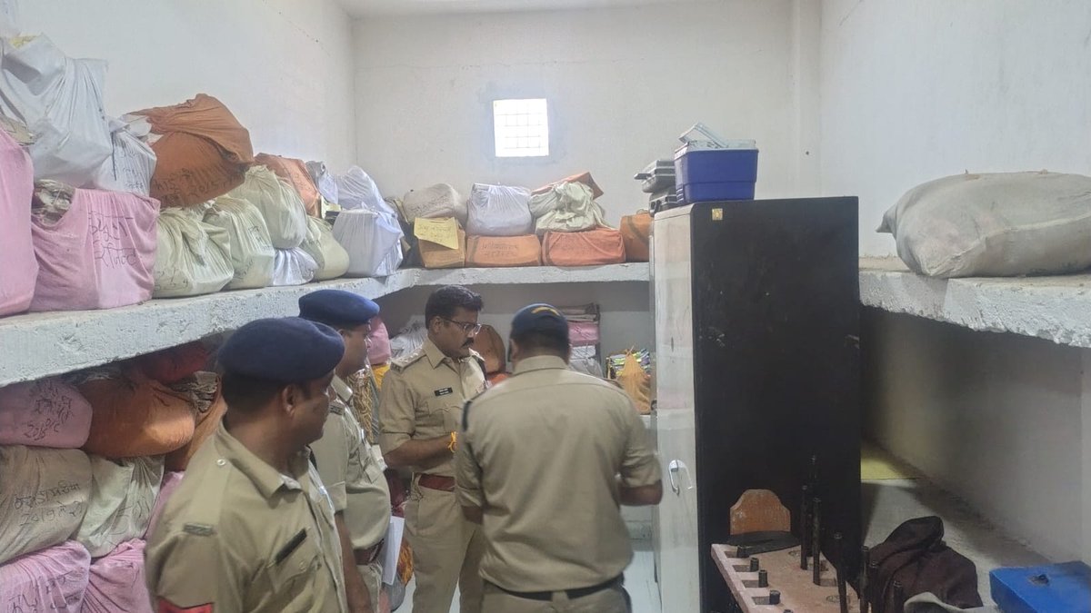 SP_AgarMalwa's tweet photo. 🚔 SP दिलीप कुमार सोनी द्वारा थाना कानड़ का वार्षिक निरीक्षण किया गया। थाना व्यवस्थाओं, अभिलेख संधारण, जनसुविधाओं एवं स्वच्छता का अवलोकन कर आवश्यक दिशा-निर्देश दिए गए। थाना कानड़ को आईएसओ प्रमाणन हेतु विकसित करने पर भी विशेष जोर दिया गया।
#AgarMalwaPolice #MPPolice https://t.co/AYy3pUq7Jt
