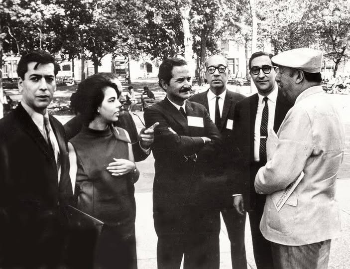 literlandweb1's tweet photo. "Los adjetivos salen solos. Todo está en la imaginación".
Juan Carlos Onetti
📷 Mario Vargas Llosa, su mujer, Patricia, Carlos Fuentes, Juan Carlos Onetti, Emir Rodríguez Monegal y Pablo Neruda https://t.co/E4YfXCewGd