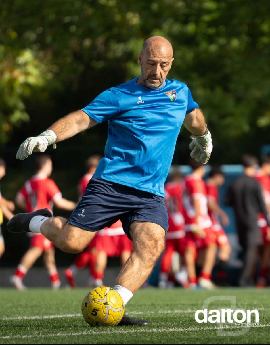 LJRS69's tweet photo. ⚽️ Aunque no sea mi profesión, ser #EdP es mi vocación. Y seguir envejeciendo entre porterías es uno de esos privilegios que el fútbol cruzó en mi camino.
Porque aquí envejecer te hace más sabio, mejor formador… y aún quedan años por disfrutar, aprender y transmitir. https://t.co/iXRAcXzlFi