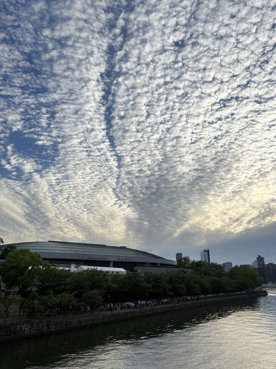 an_chan_co's tweet photo. 大阪城ホール公演、参戦していました。が、桜井さんの喉不調で途中で中止。プロとして様々なジレンマの中すごく辛かったんだろうな、と最後は涙が止まらなかったです。
でも、そんな中で演奏されてた数曲は本当に感動したし最高でした。それは世間に伝わってほしいなという気持ちを込めて。#ミスチル https://t.co/uGD5MKcgVW