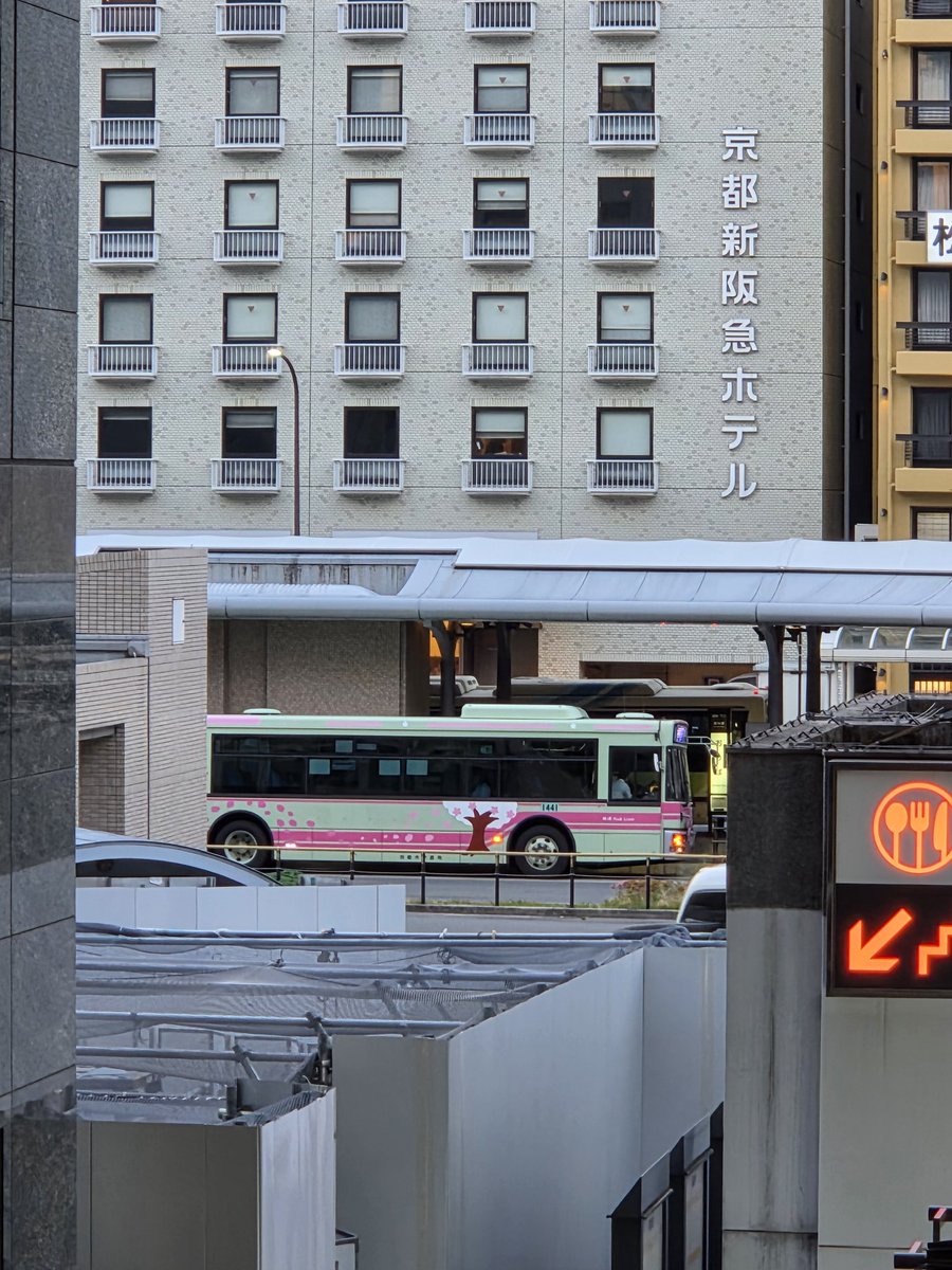 これ昼間に85系統で見た🧐