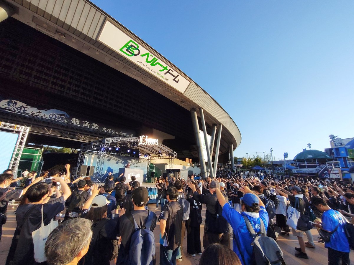 tanukiBayStars's tweet photo. 試合後にフィールドウォーク、誰でも無料で参加できる選手ハイタッチイベント、おまけにDJブースがある埼玉西武サービス良すぎだろ https://t.co/w7T6FMpU5x