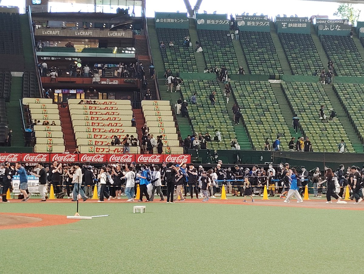 tanukiBayStars's tweet photo. 試合後にフィールドウォーク、誰でも無料で参加できる選手ハイタッチイベント、おまけにDJブースがある埼玉西武サービス良すぎだろ https://t.co/w7T6FMpU5x