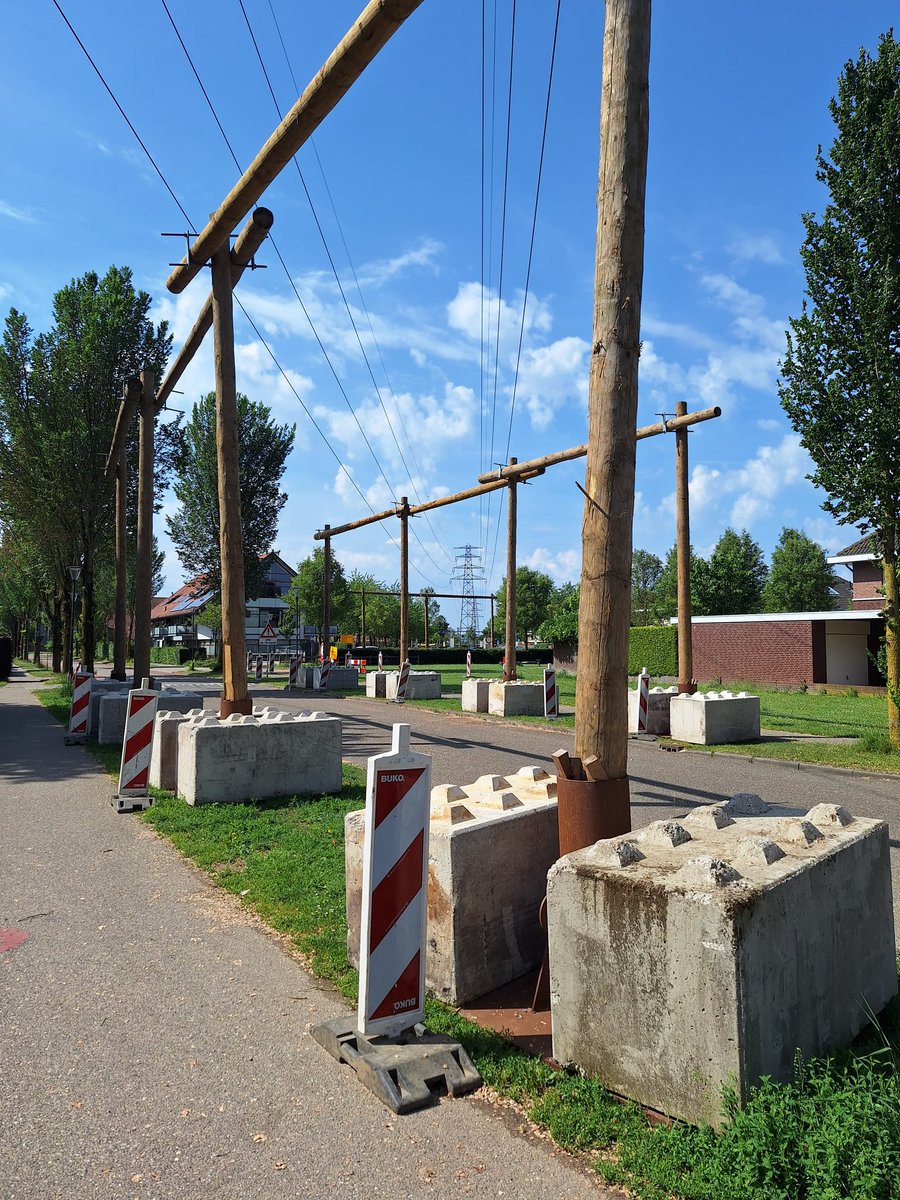 BongaertsM's tweet photo. #Liander #qirion druk met voorbereiding verwijderen van 50kV lijn in #Bemmel.
Bijzonder werk ๐. https://t.co/lDvXRqNWOo