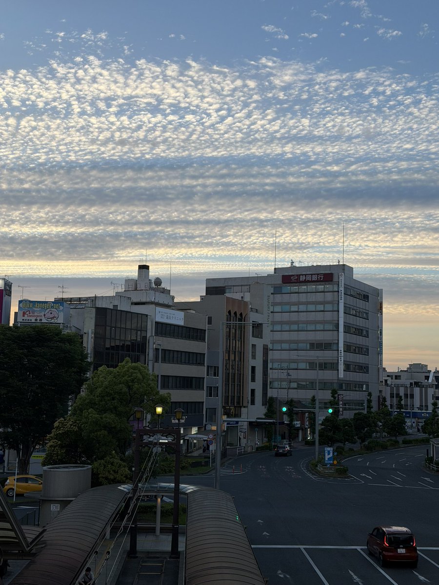 saltrash348's tweet photo. 地震雲、があるとすると三河に地震を。
しごでき年寄りに嵐を。 https://t.co/sYpX1zxE9Q
