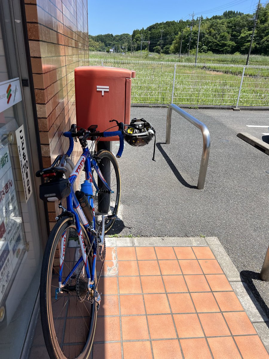 hitsyoukai's tweet photo. 養老渓谷109km 758m⤴︎
山の方は涼しくてちょうど良い感じ。
TREKのUSポスタルサービスのロゴが入ったバイクなので郵便局のロゴと記念撮影。

ふと、気がついた！、、これは、、
アメリカ郵便配達の自転車と言うことか？ https://t.co/3IdOJ7SANh