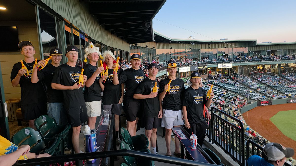 _NLHS_Baseball's tweet photo. Night at the @Lancstormers 

1. Team Pic
2. Threw out first pitch
3. Meet Dom Brown
4. Throw Chickens from upper deck
5. Race some hotdogs.

💪⚾️🏅 https://t.co/xkSN4SmsBr