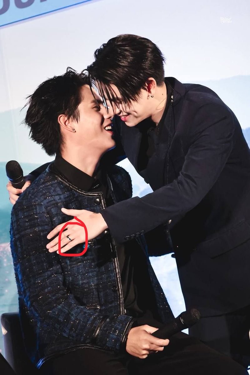 swittylck's tweet photo. gue kan lagi gabut bgt yaa, terus mengubek ubek lah foto foto wintang, dan gue berakhir menemukan badutan baruu🤗🤗

- foto pertama itu kan wini punya cincin yang tengahnya item yaa

- foto kedua itu satang pake cincin yang dikasih wini waktu first ep tss dan cincinnya kegedean di jari satang (curiga punya wini sih itu)

- dan foto ketiga, ternyata satang juga punya cincin yang sama tapi tengahnya warna putih🤗🤗 kayanya itu cincin nikah mreka guys🥹🥹

hmm ini emang gue goblok dari lama kayanya, dikasih isyarat sebanyak ini kaga ngerti ngerti🤗🤗

udah guys sekian, selamat nyawit❤️❤️
