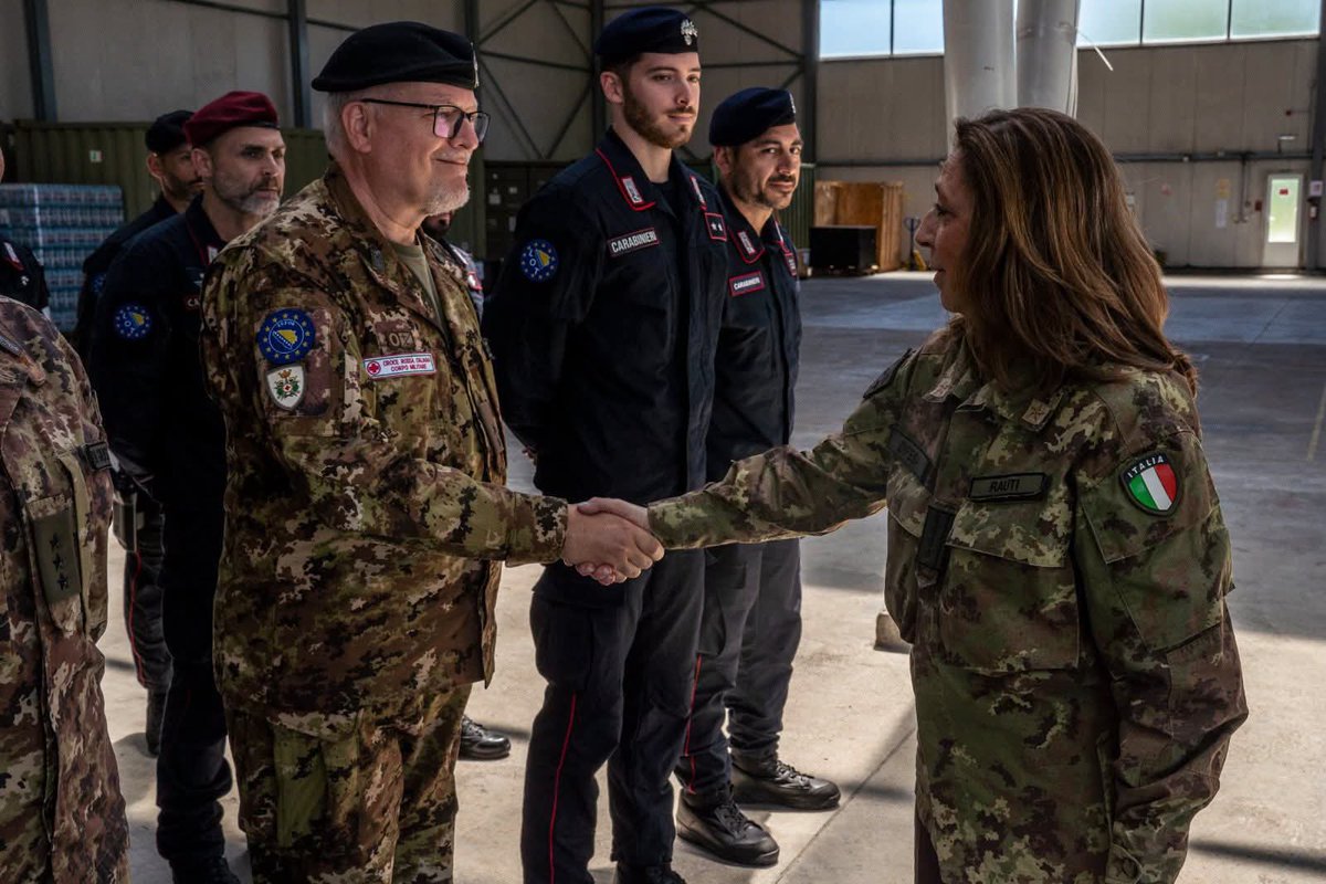 rosariovalastro's tweet photo. Ieri, #29maggio, era la Giornata Internazionale dei #peacekeepers.

Le operazioni di peacekeeping hanno l’obiettivo di proteggere i civili, aiutare a raggiungere e mantenere la pace, difendere i diritti umani e rafforzare la stabilità.

Sempre ieri, il Sottosegretario alla Difesa con delega ai Corpi CRI ausiliari delle FF.AA. @isabellarauti , nel far visita agli uomini ed alle donne in servizio alla missione EUFOR “Althea”, ha incontrato i nove Volontari del Corpo Militare CRI e l’Infermiera Volontaria CRI in servizio nel contingente, che agisce in Bosnia-Erzegovina su mandato ONU

#UnItaliaCheAiuta