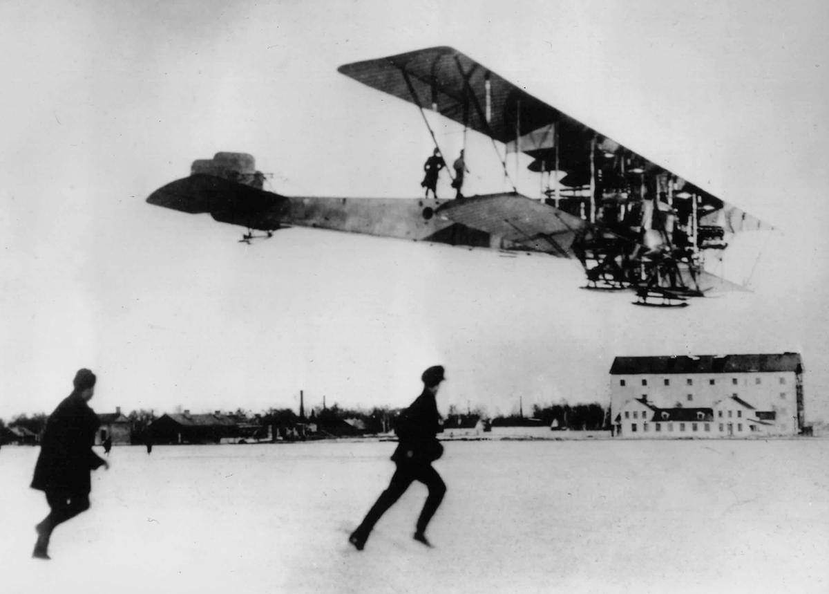 USAS_WW1's tweet photo. #avgeek #aviation #airplanes #travel: Before the Boeing 747 or Airbus A380, etc., Igor Sikorsky’s 1914 16-passenger S-22 Ilya Muromets was the first airplane with 4 engines, a toilet, or food service. It also had enclosed passenger compartment, a bedroom, heating, lighting, etc. https://t.co/xJHWgLUmra